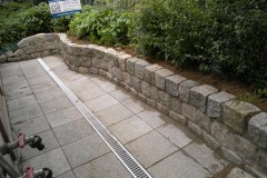 Mauern Palisaden Boeschungssicherung Platten und Natursteinmauer