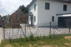 Mauern Palisaden Boeschungssicherung Winkelstuetzen in Einfahrt
