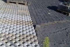 Pflasterarbeiten Betonstein Rasengitter Steine im Mix