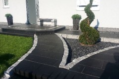 Pflasterarbeiten Naturstein Gehwegplatten verlegen