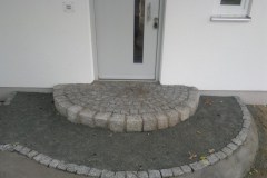 Treppenbau Betonstein u. Naturstein Podest aus Granitstein